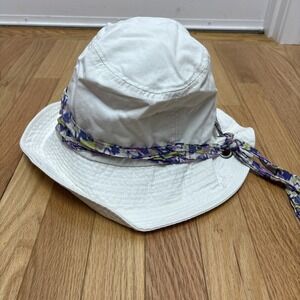 Ugg Woman's White Wide Brimmed Beach Hat With A Floral Pattern‎ Accent
